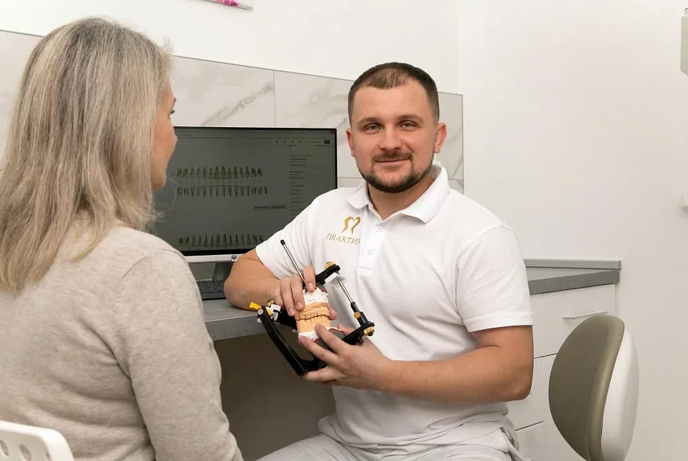 Стоматолог-ортопед ПРАКТИК с пациенткой на консультации